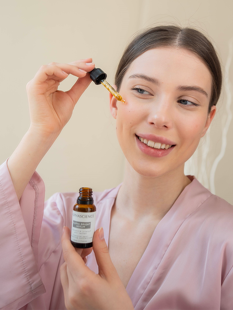 Alphascience Alpha Bright Serum for radiant, even skin tone close-up.