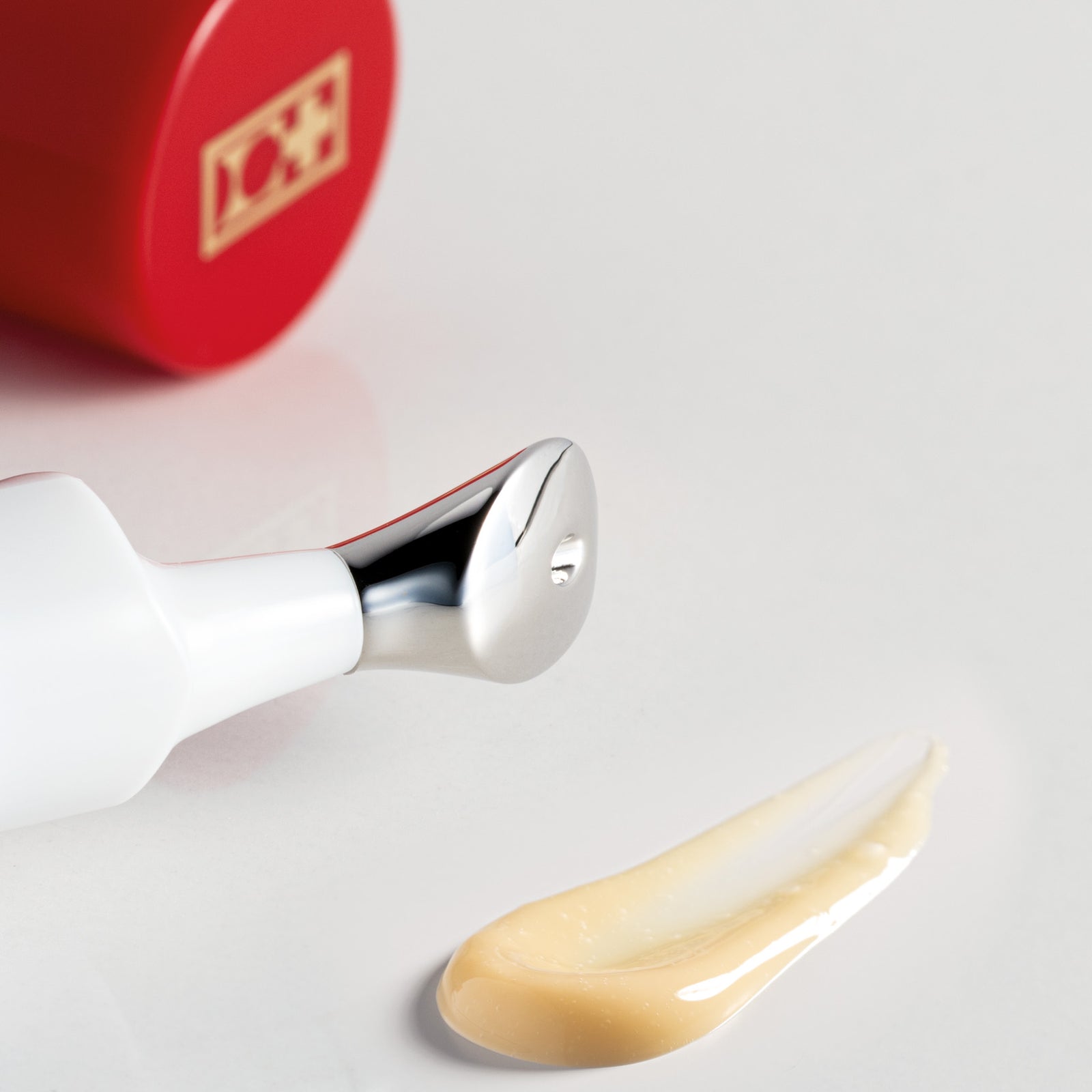 CellUltra Eye Serum-XT applicator—revitalizing eye serum for tired, puffy eyes.